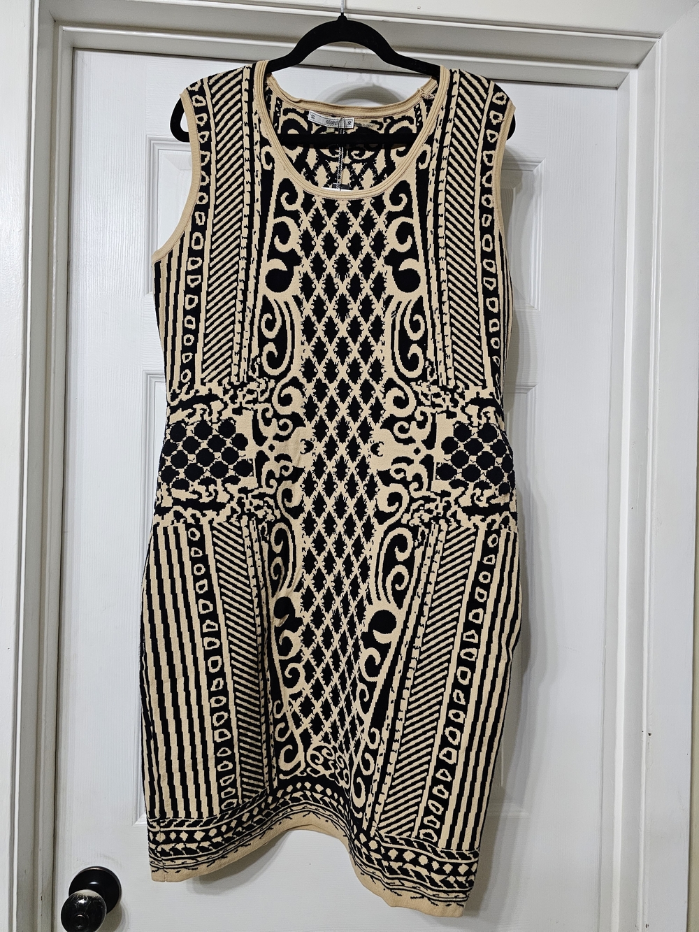 Sioni Black and Cream Sleeveless Patterned Midi Dress